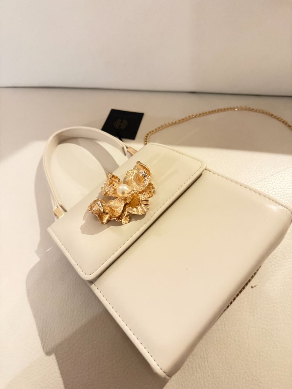 HOUSE OF HARLOW 1960 CREAM MINI TOP HANDLE CROSSBODY BAG W GOLD TONE FLORAL EMB - Picture 4 of 6